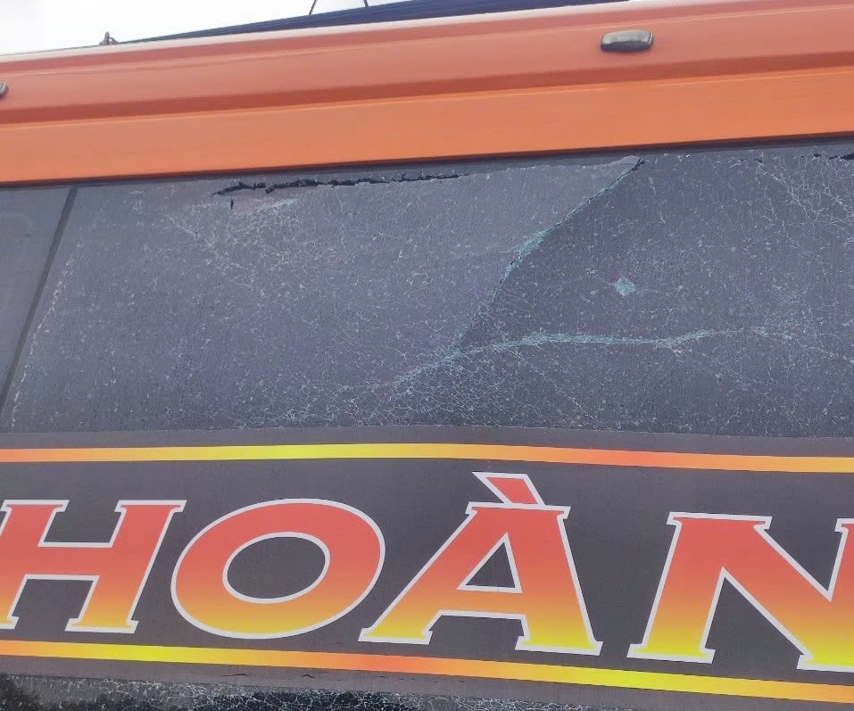 kon tum lien tuc xuat hien tinh trang xe khach bi nem da khi luu thong tren duong ho chi minh hinh 1