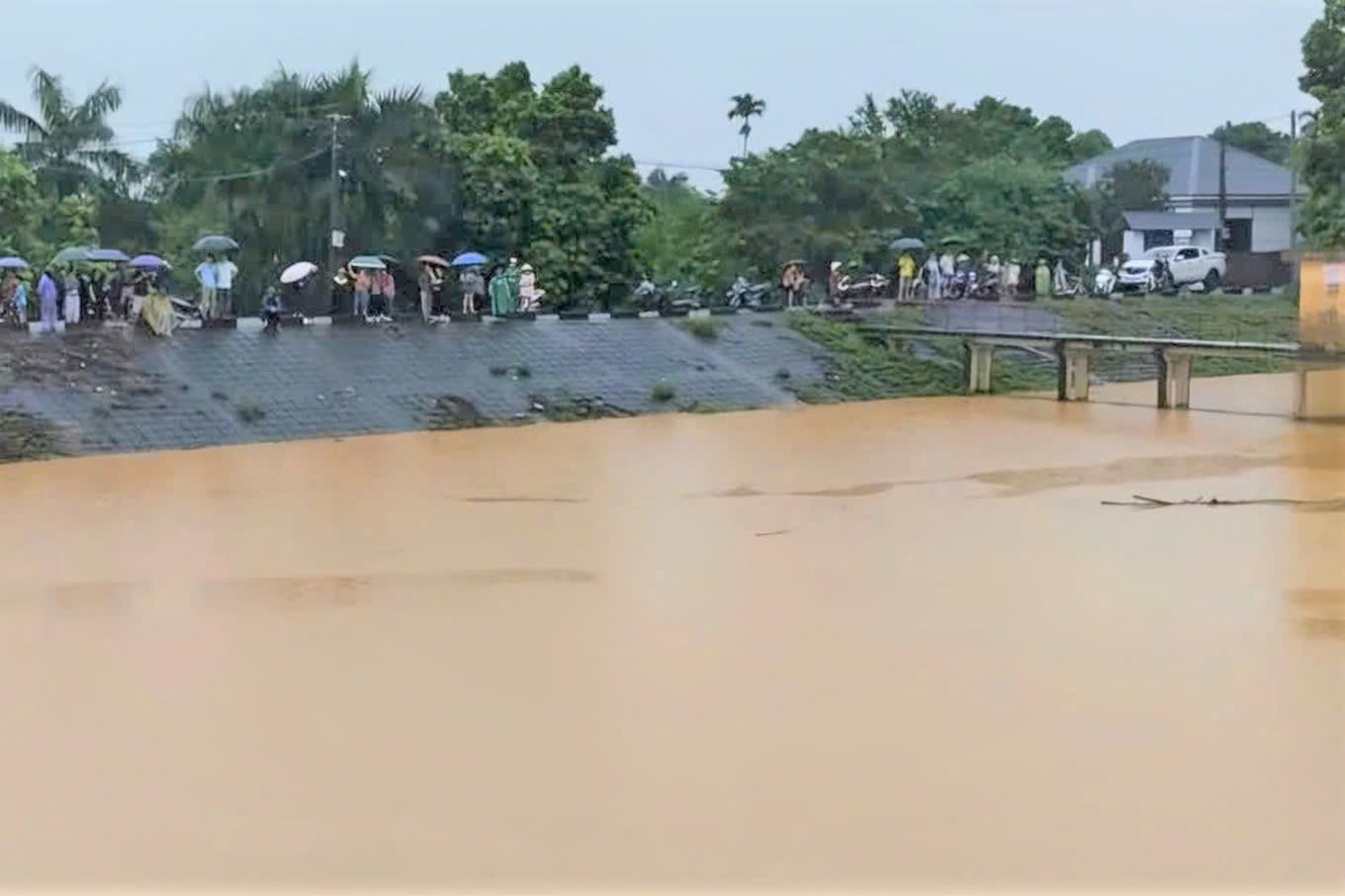 hoa binh no luc tim kiem 2 hoc sinh bi nuoc lu cuon troi hinh 1
