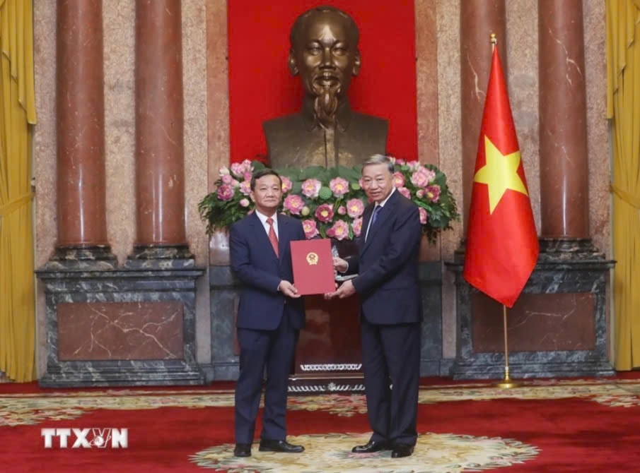 tong bi thu chu tich nuoc trao quyet dinh bo nhiem dai su viet nam tai lao hinh 1