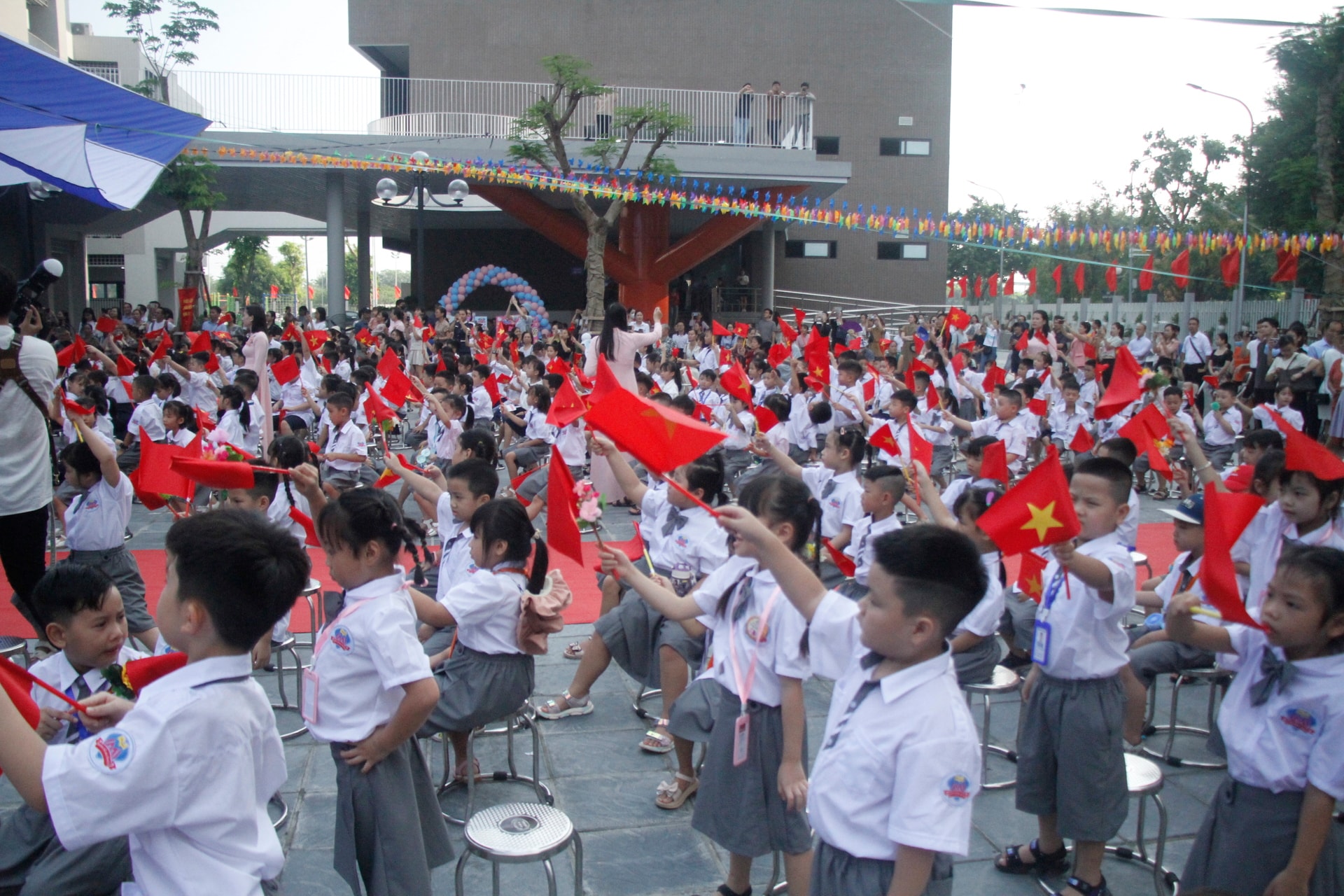 hoc sinh ha noi tung bung don chao khai giang nam hoc moi hinh 4