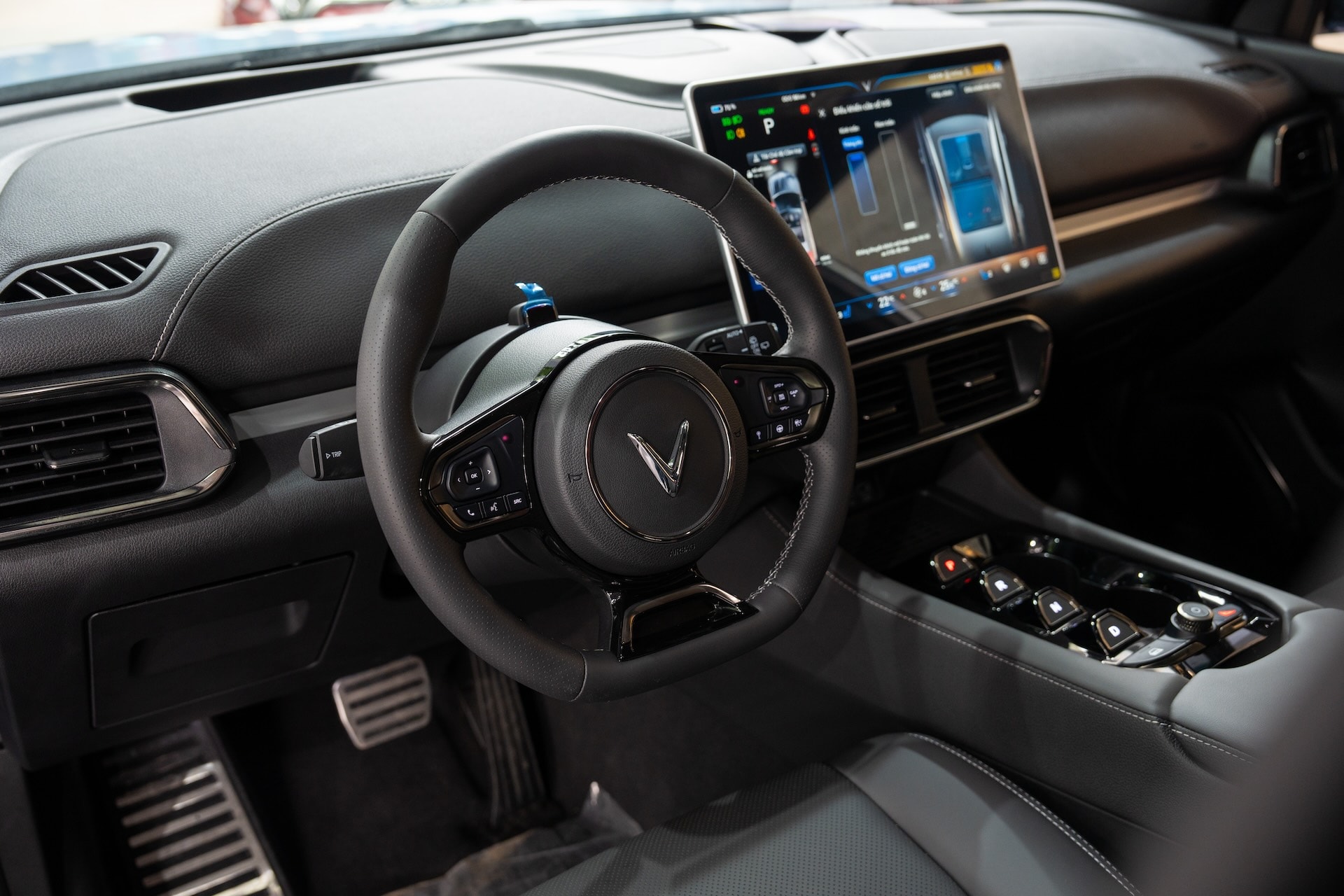 vu khi giup vf 8 ngang co cac mau xe sang 3 5 ty dong hinh 2