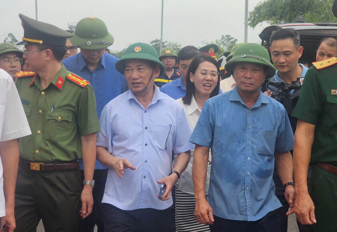 pho thu tuong ho duc phoc truc tiep kiem tra vu sap cau phong chau tai phu tho hinh 1