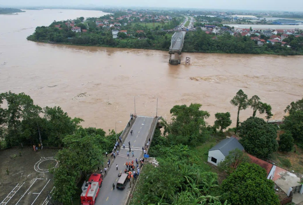 tap trung khac phuc su co sap cau phong chau va ung pho voi mua lu hinh 1