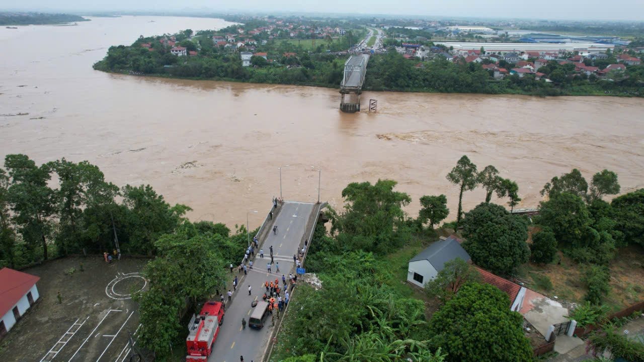 pho thu tuong ho duc phoc truc tiep kiem tra vu sap cau phong chau tai phu tho hinh 2