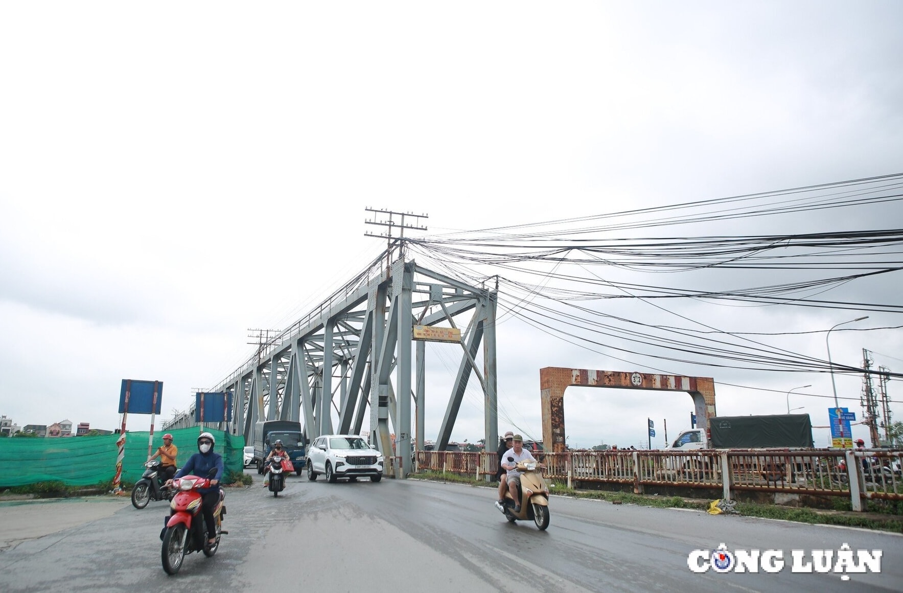 ha noi cam phuong tien luu thong qua cau duong tu 22h dem 10 9 hinh 1