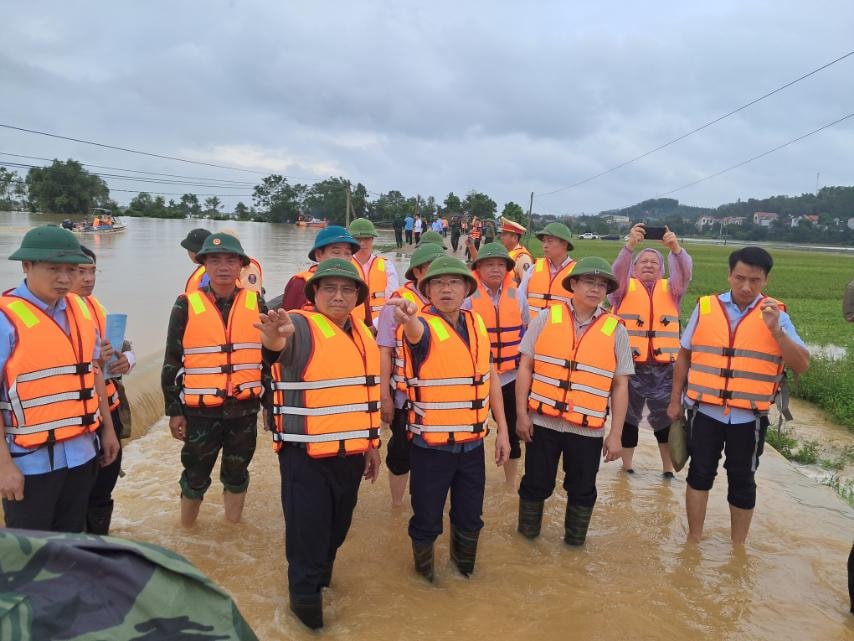 thu tuong pham minh chinh kiem tra dong vien cong tac ung pho thien tai tai xa bi co lap cua bac giang hinh 1