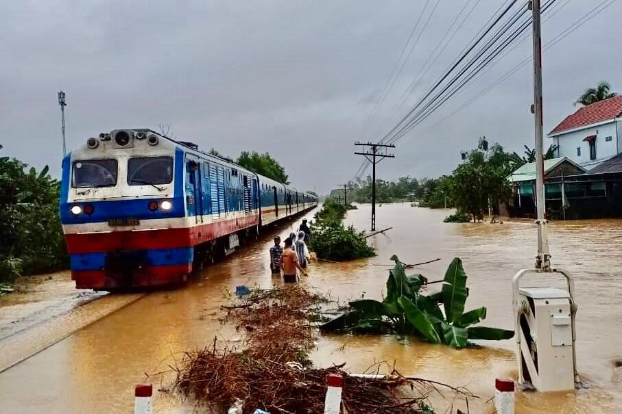 nganh duong sat nhan van chuyen mien phi hang hoa cuu tro nhan dan vung lu hinh 1