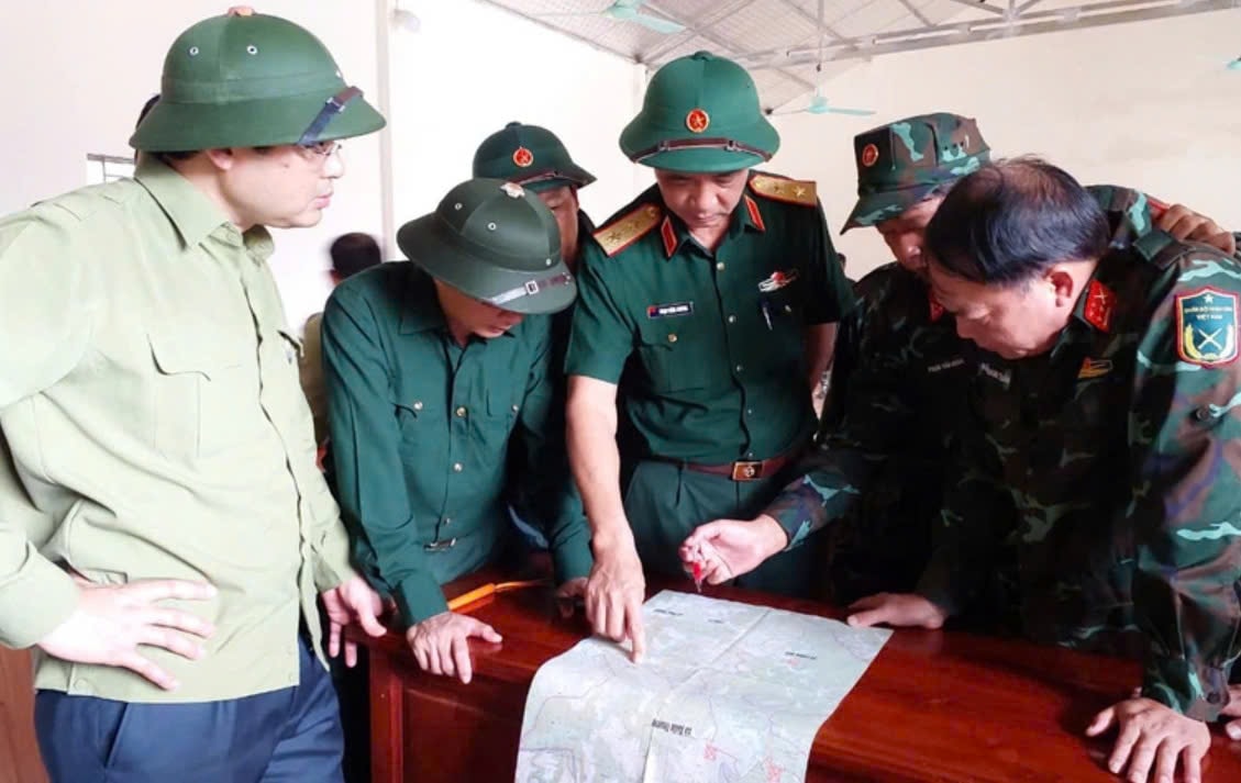tu lenh quan khu 2 truc tiep chi huy cong tac tim kiem nguoi mat tich o thon lang nu lao cai hinh 2