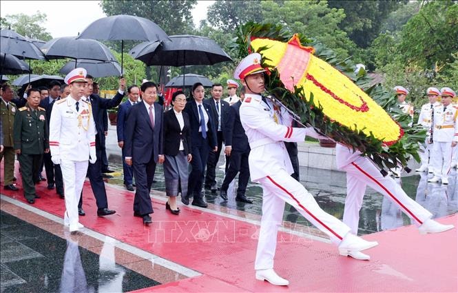 tong bi thu chu tich nuoc lao thongloun sisoulith vao lang vieng chu tich ho chi minh hinh 3