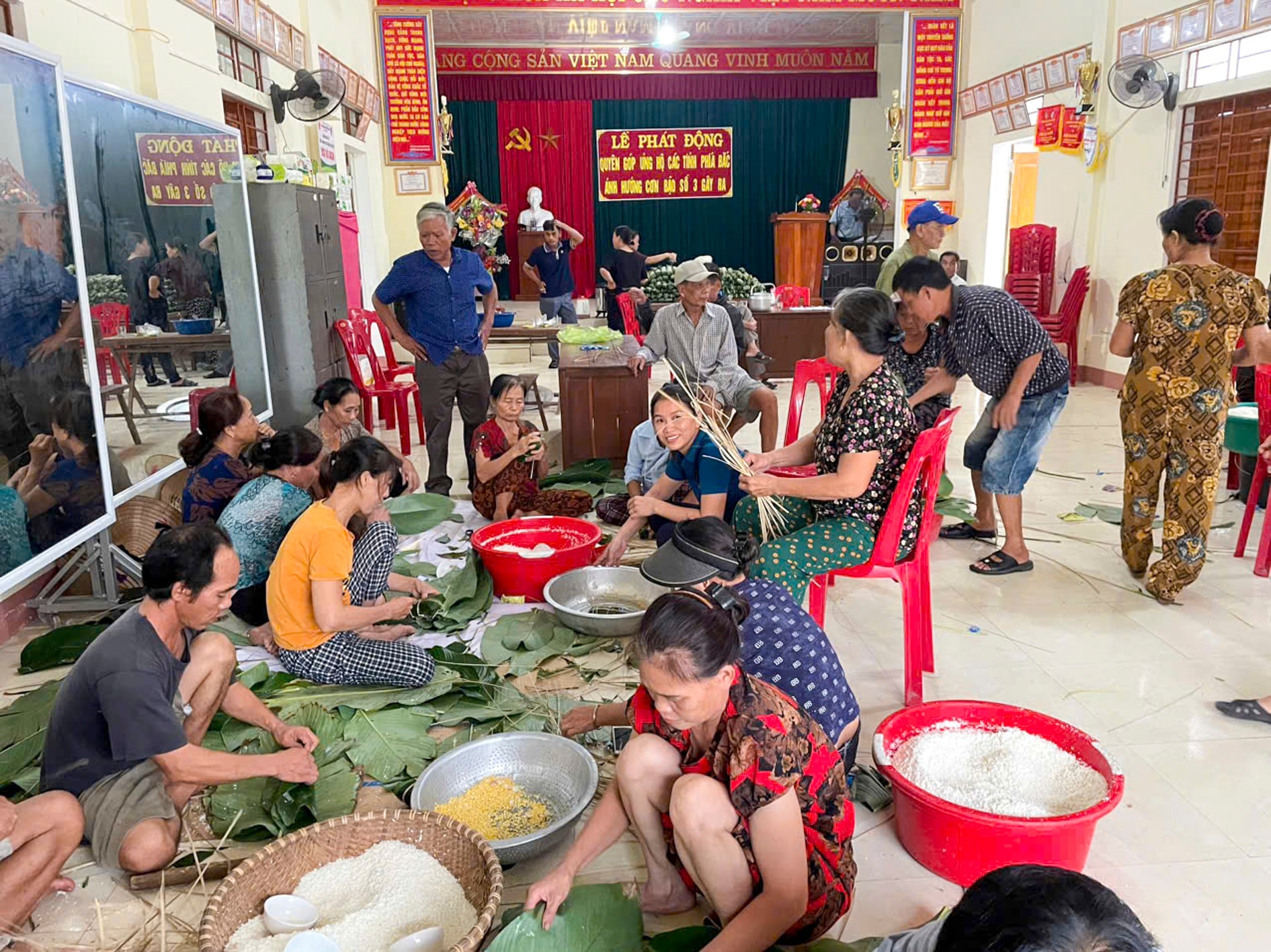 nguoi dan xu nghe thuc dem do lua nau banh chung gui ra vung lu phia bac hinh 2