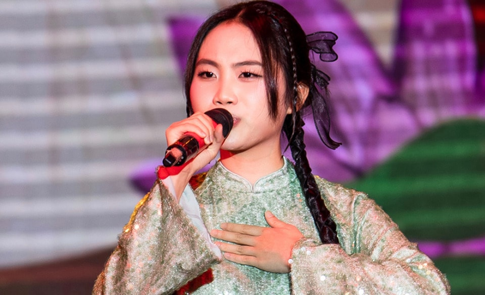 phuong my chi toc tien hat gay quy ung ho dong bao bi bao lu hinh 1