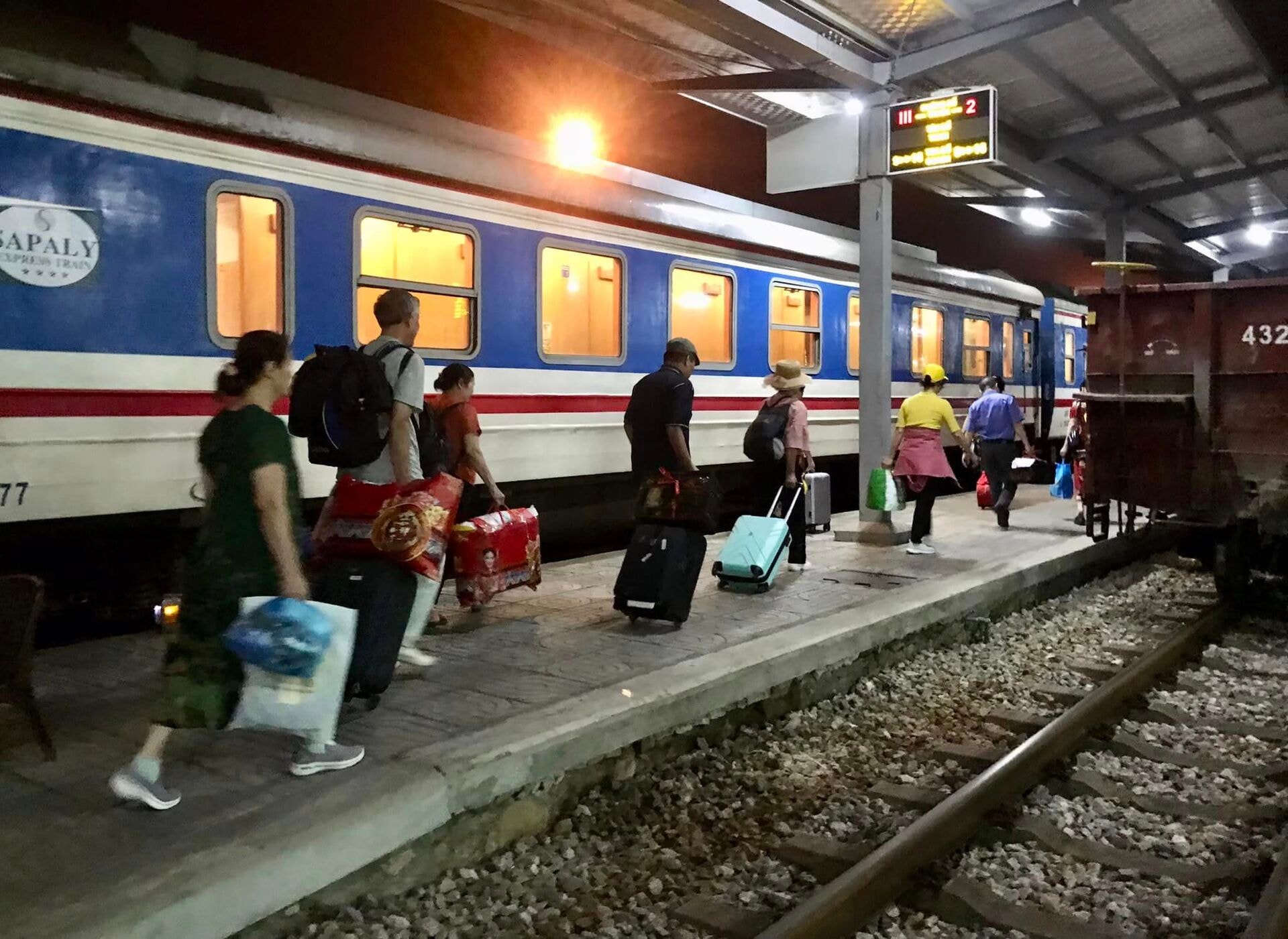 thong tuyen duong sat ha noi lao cai nhung chua don khach len lao cai sa pa hinh 2