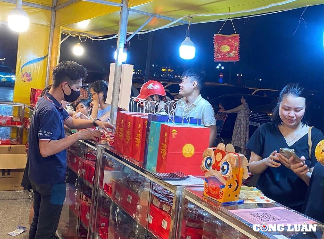 hau trung thu quay banh e dong loat ha gia sap san hinh 5