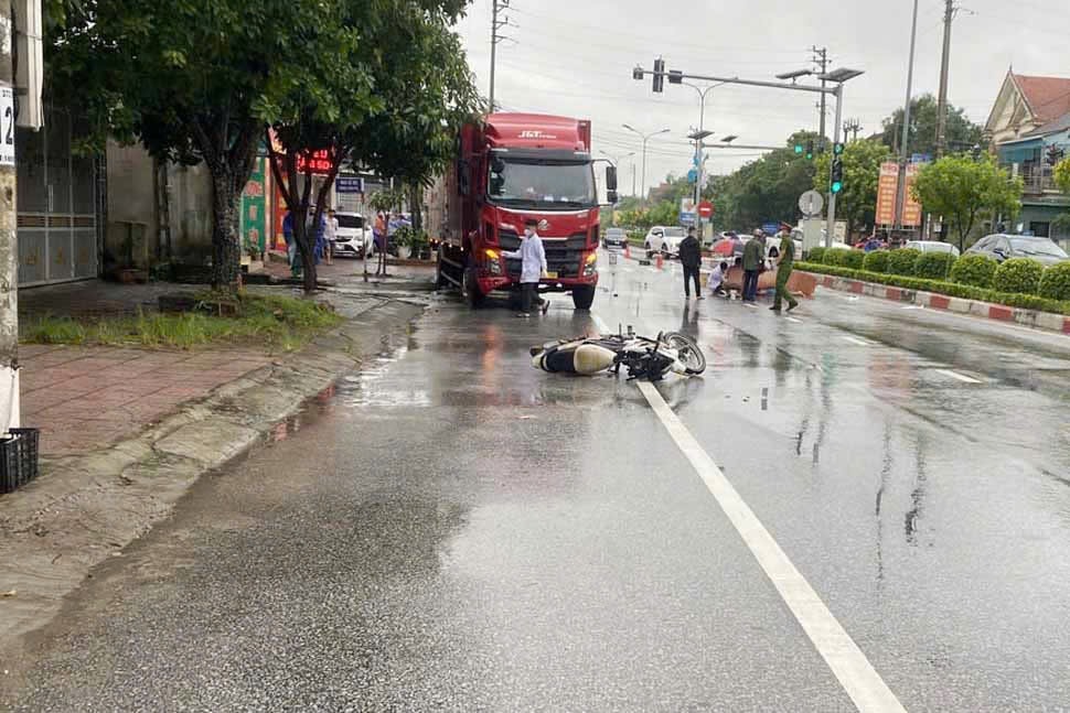 tai nan lien hoan tren quoc lo qua ha tinh 2 nguoi tu vong hinh 1