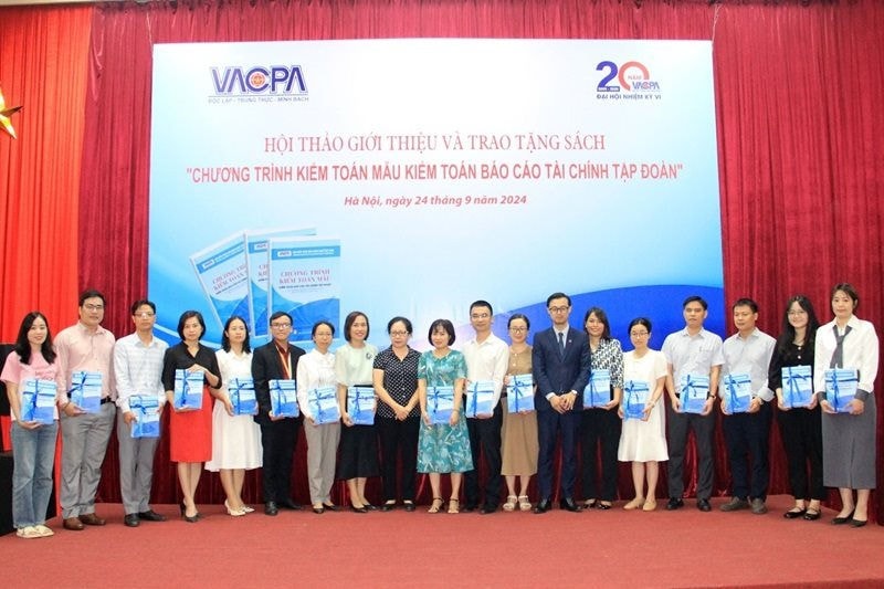 vacpa gioi thieu va trao tang sach chuong trinh kiem toan mau kiem toan bao cao tai chinh tap doan hinh 1