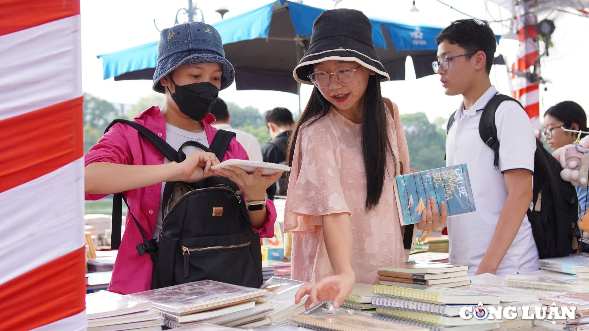 hoi sach ha noi thu hut hang nghin nguoi dan toi tham quan trai nghiem va doc sach hinh 9