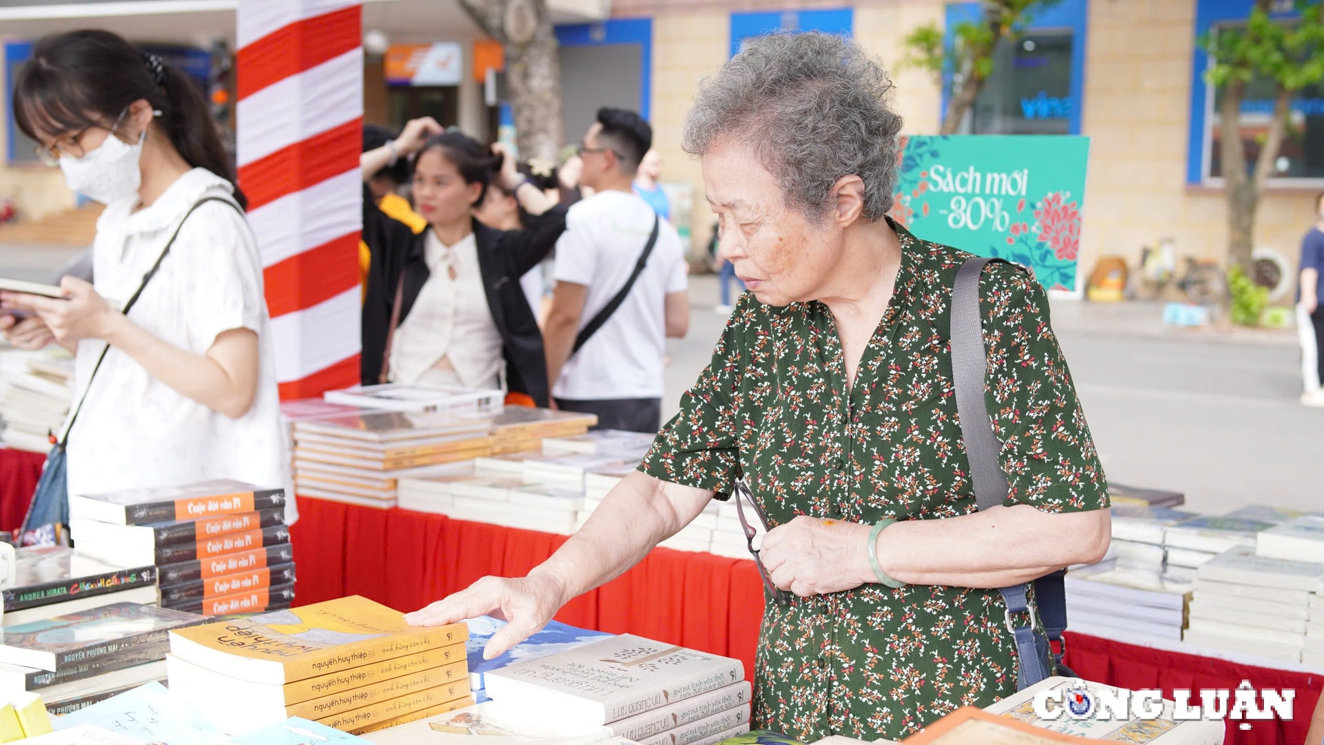 hoi sach ha noi thu hut hang nghin nguoi dan toi tham quan trai nghiem va doc sach hinh 5