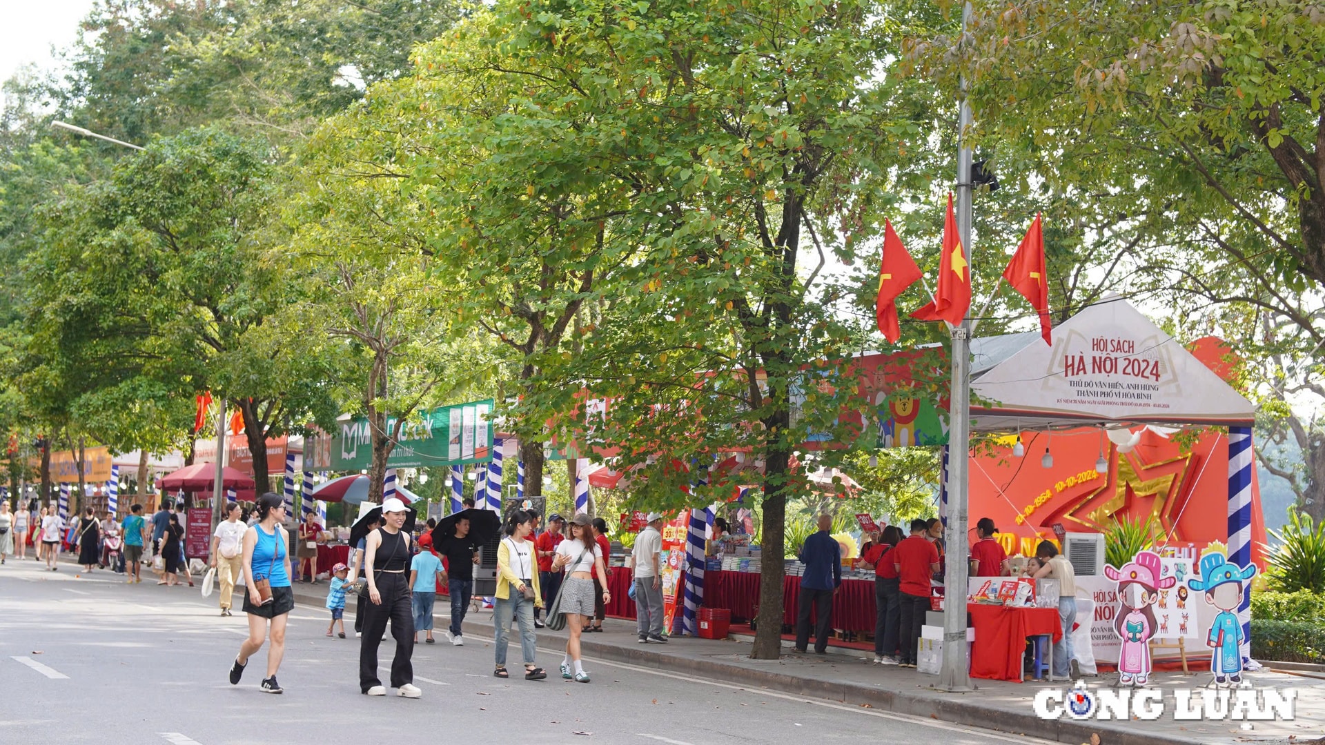 hoi sach ha noi thu hut hang nghin nguoi dan toi tham quan trai nghiem va doc sach hinh 1