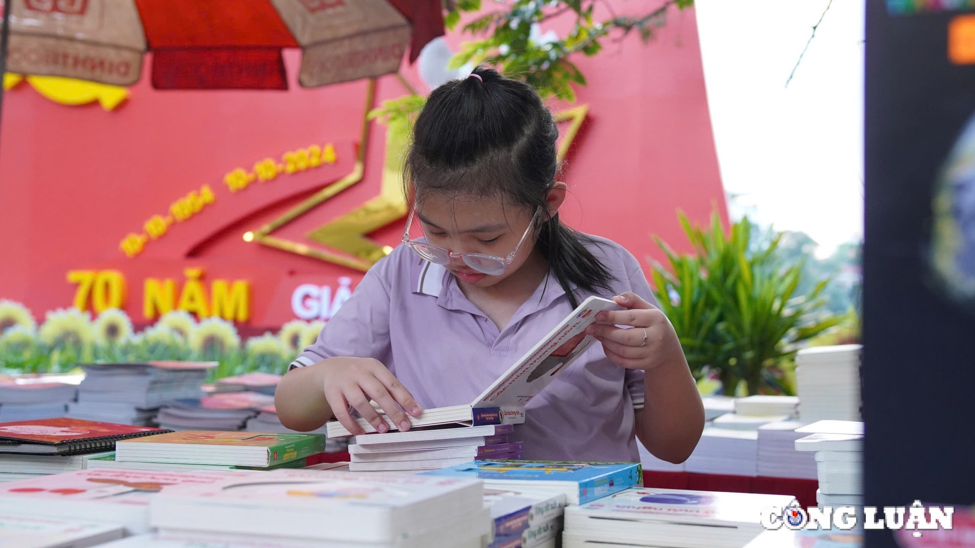 hoi sach ha noi thu hut hang nghin nguoi dan toi tham quan trai nghiem va doc sach hinh 10