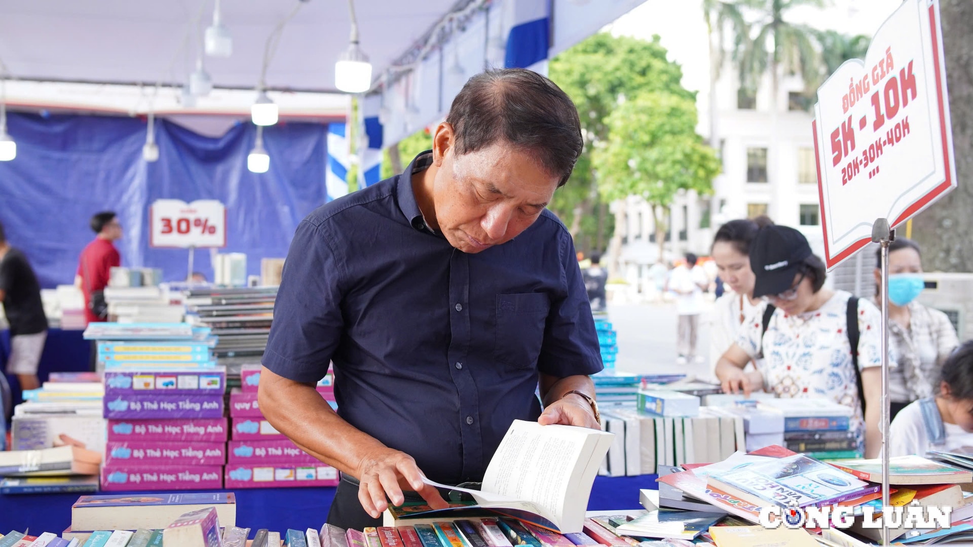 hoi sach ha noi thu hut hang nghin nguoi dan toi tham quan trai nghiem va doc sach hinh 4