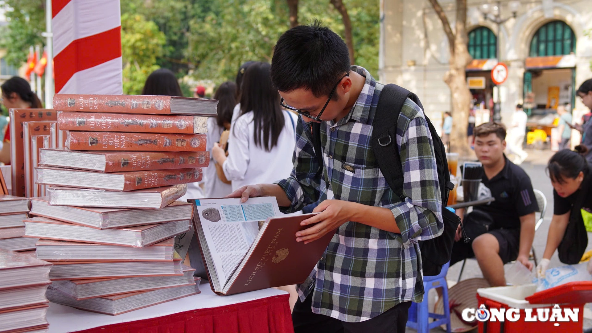 hoi sach ha noi thu hut hang nghin nguoi dan toi tham quan trai nghiem va doc sach hinh 8