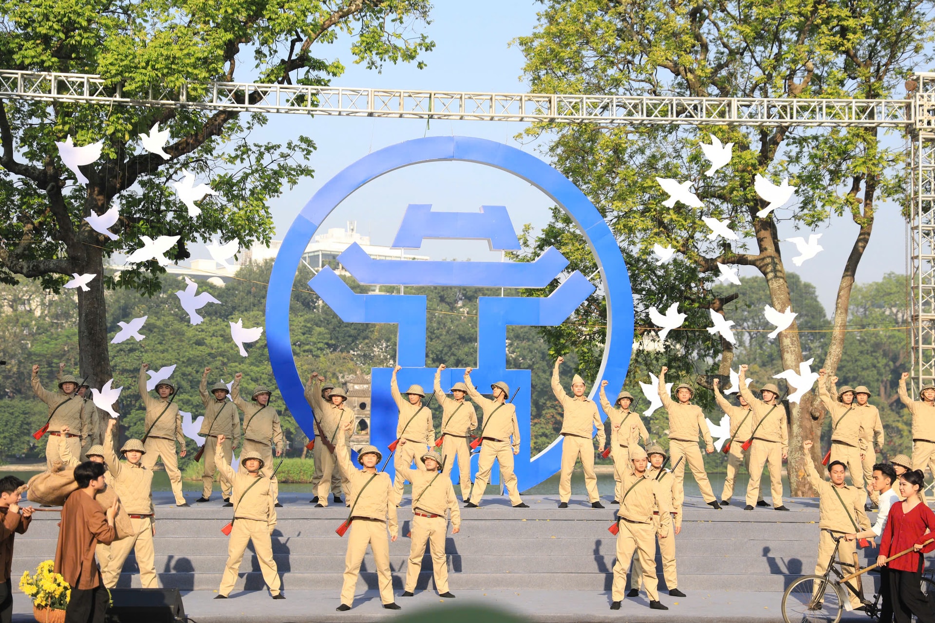 ngay hoi cua nguoi dan ha noi hinh 5