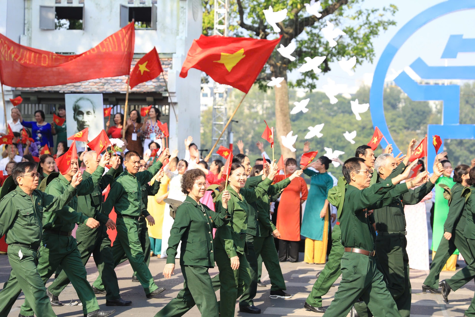 ngay hoi cua nguoi dan ha noi hinh 10