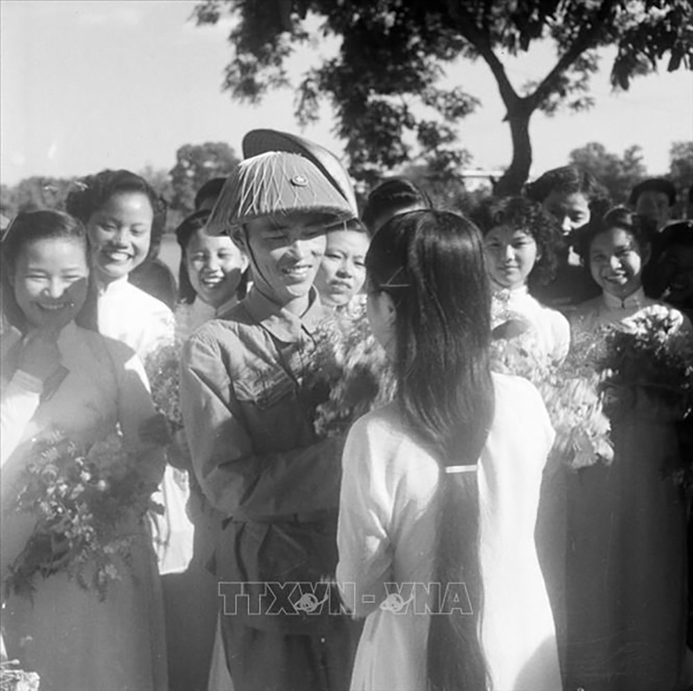 ngay ve chien thang cua vi tuong dan dau dai doan quan tien phong tien vao tiep quan thu do hinh 3