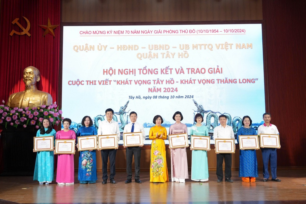 trao giai cuoc thi viet khat vong tay ho khat vong thang long hinh 2