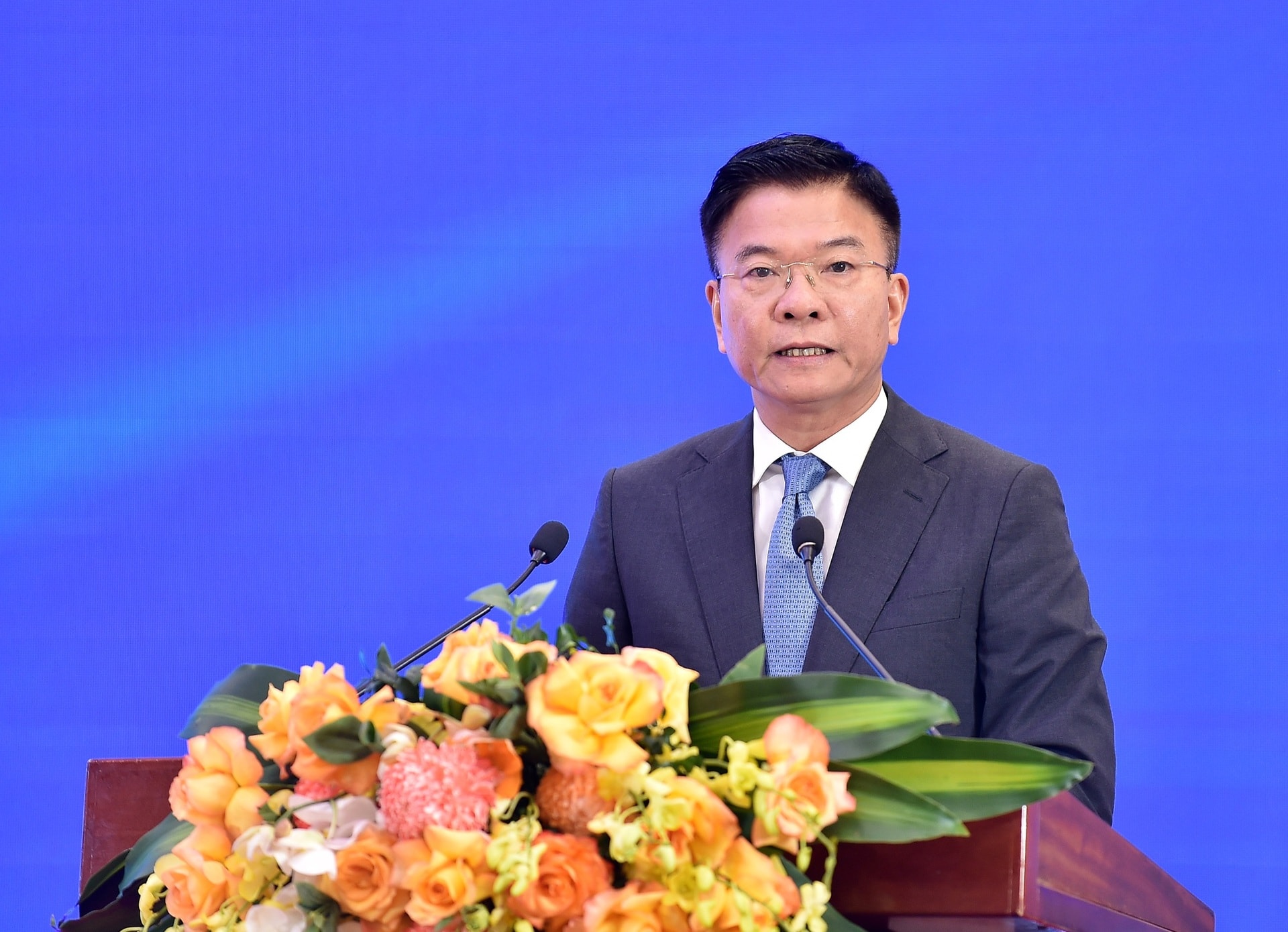 co hanh lang phap ly trong hoat dong cong vu de can bo cong chuc yen tam lam viec hinh 1