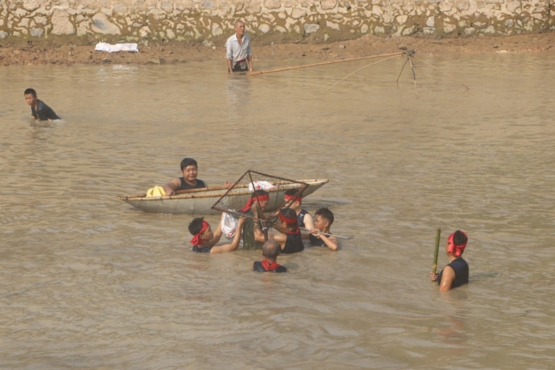 tai hien thuc canh danh ca tai le hoi da ngu den va hinh 1
