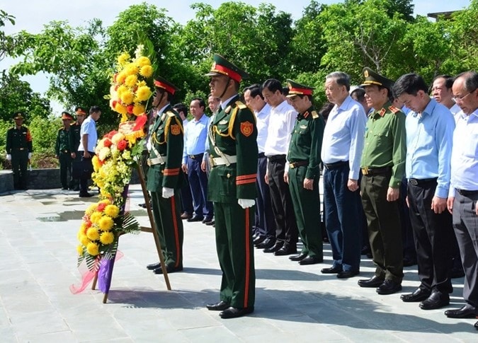 xay dung huyen dao con co ngay cang phat trien kinh te vung manh ve quoc phong an ninh hinh 4