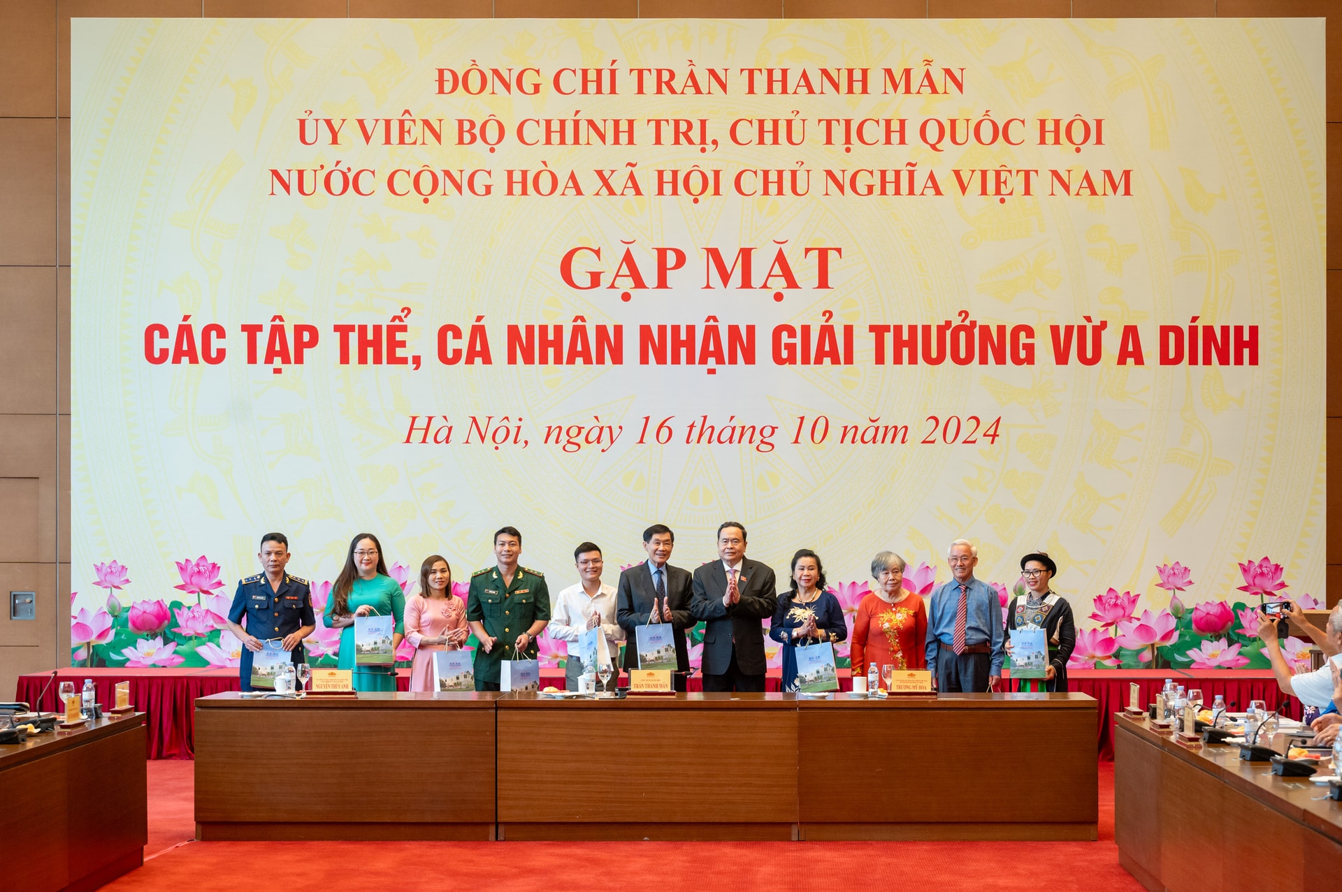 chu tich quoc hoi tran thanh man gap mat cac dai bieu nhan giai thuong vu a dinh hinh 2