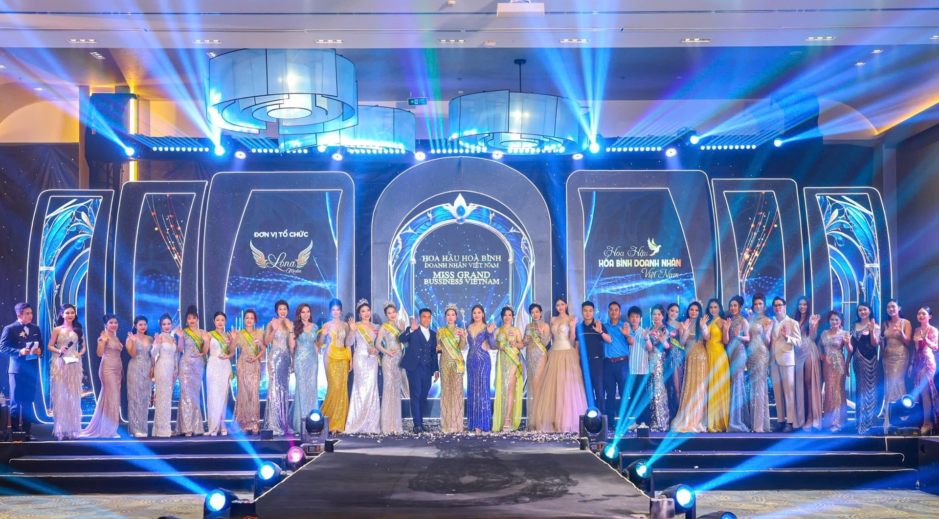 nguoi dep xu hue dang quang hoa hau hoa binh doanh nhan viet nam 2024 hinh 2