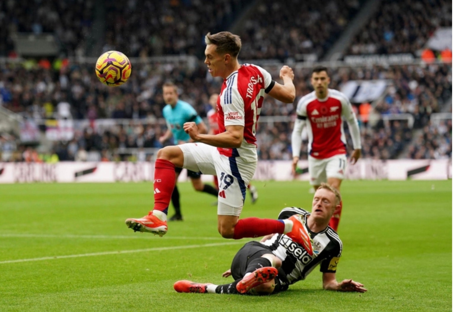 hang cong vo duyen arsenal that bai dang tiec truoc newcastle hinh 1