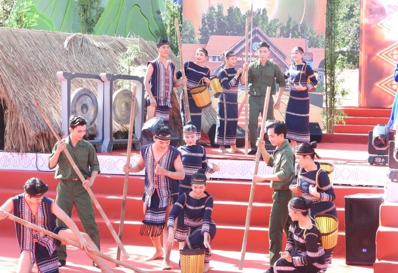 tai hien hinh anh gia gao nuoi quan tren soc bom bo hinh 1