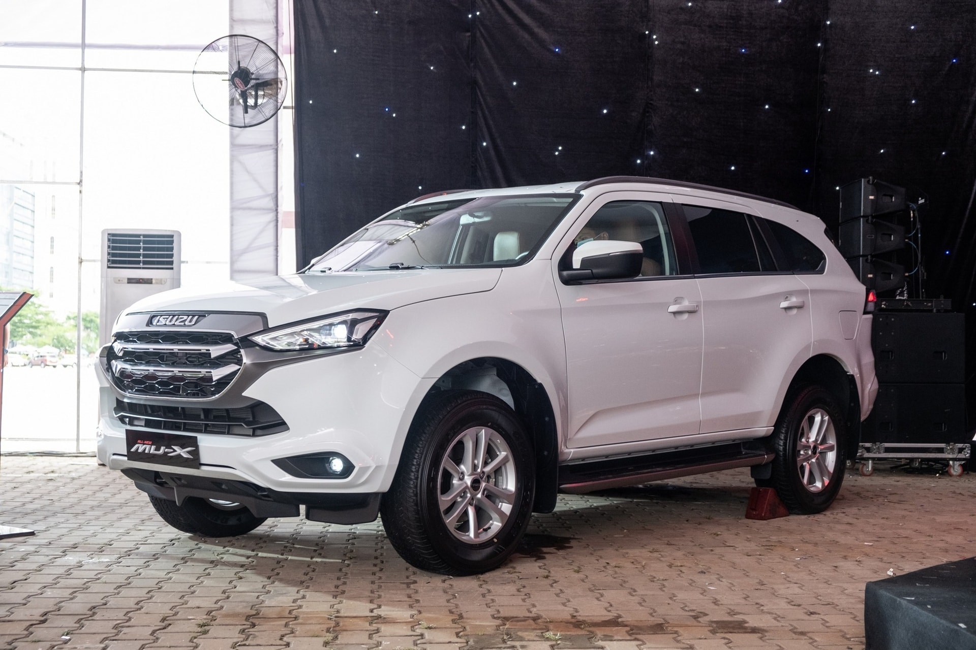 xe isuzu mu x rot gia hon 220 trieu dong hinh 1
