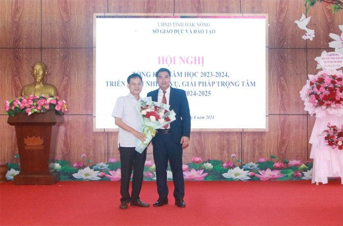 nha xuat ban giao duc viet nam tham gia trao tang sach giao khoa cho hoc sinh co hoan canh kho khan hinh 1
