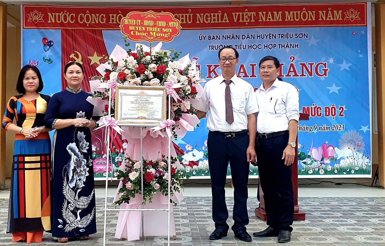 truong tieu hoc hop thanh xung danh ngoi truong dat chuan quoc gia muc do 2 hinh 1
