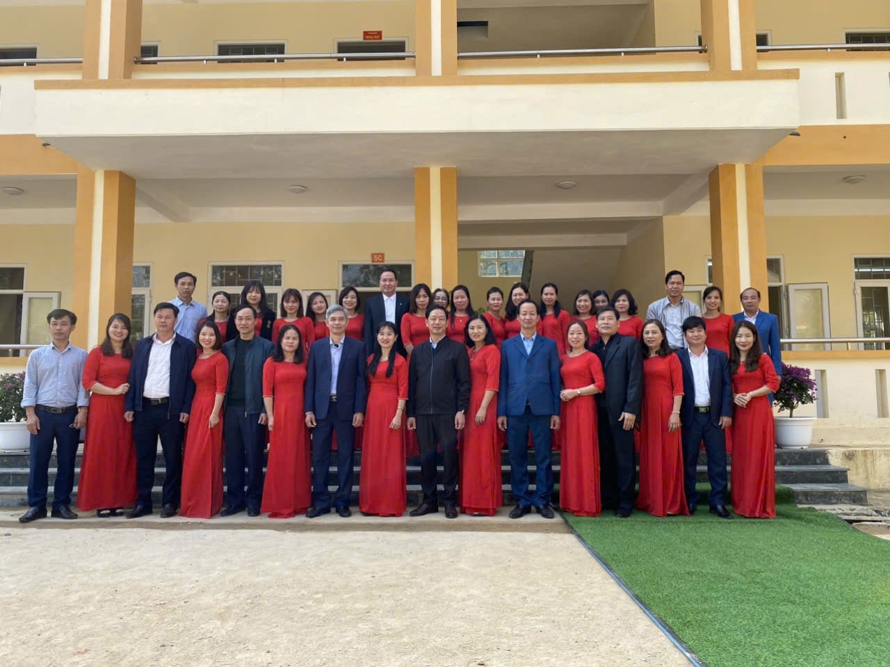 truong tieu hoc hop thanh xung danh ngoi truong dat chuan quoc gia muc do 2 hinh 2