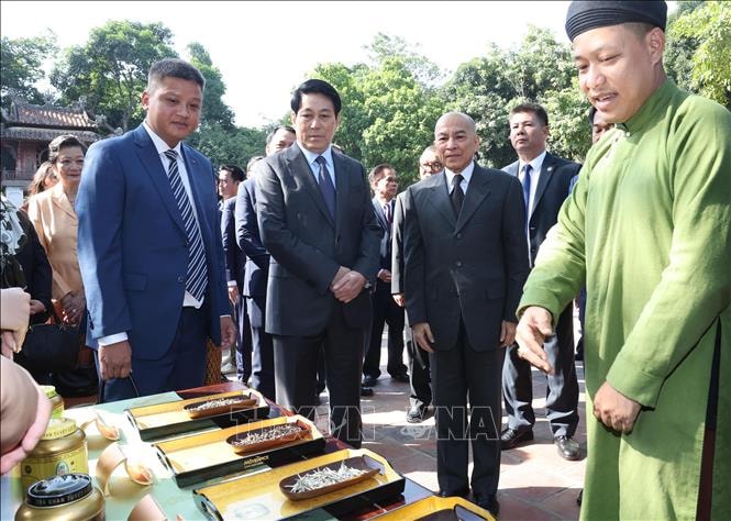 chu tich nuoc luong cuong va quoc vuong campuchia tham van mieu quoc tu giam thuong thuc pham tra quy cua viet nam hinh 4