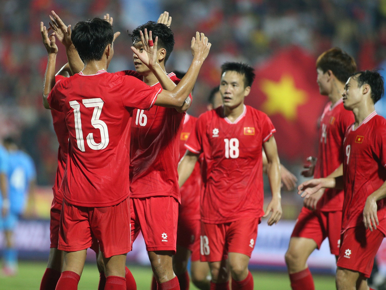 bat ngo voi gia ve xem tran viet nam indonesia tai asean cup 2024 hinh 1