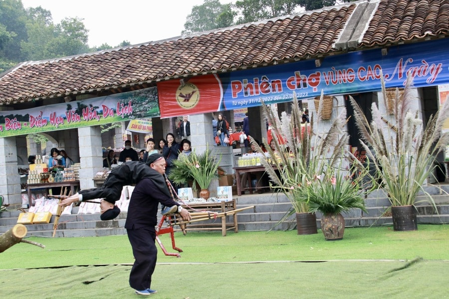 to chuc cho phien vung cao chao nam moi 2025 tai lang van hoa hinh 2