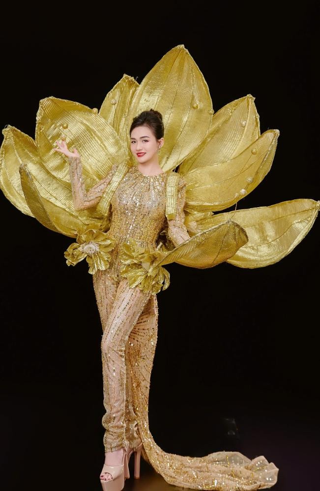 vu thi hoa chien binh am tham dang quang mrs earth international 2024 hinh 9