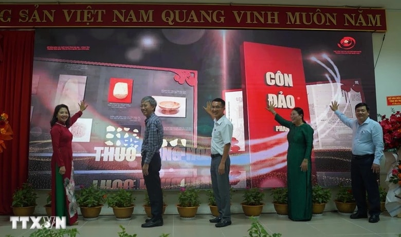 trien lam 3d truc tuyen con dao  ban hung ca giua trung khoi hinh 1