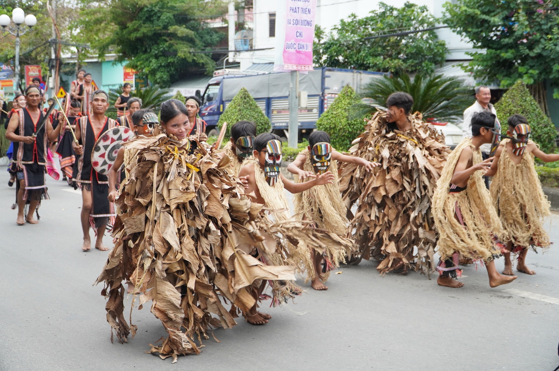 da sac mau van hoa tai le hoi duong pho kon tum hinh 7