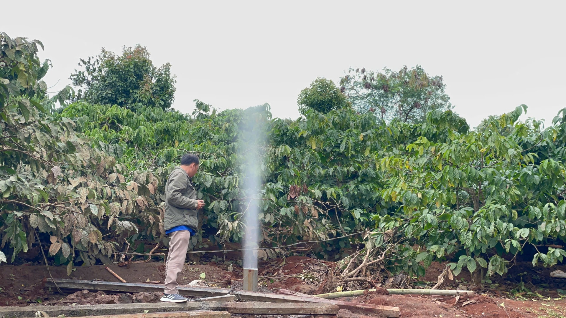gia lai lai xuat hien them mot gieng khoan tu phun khi va nuoc hinh 2
