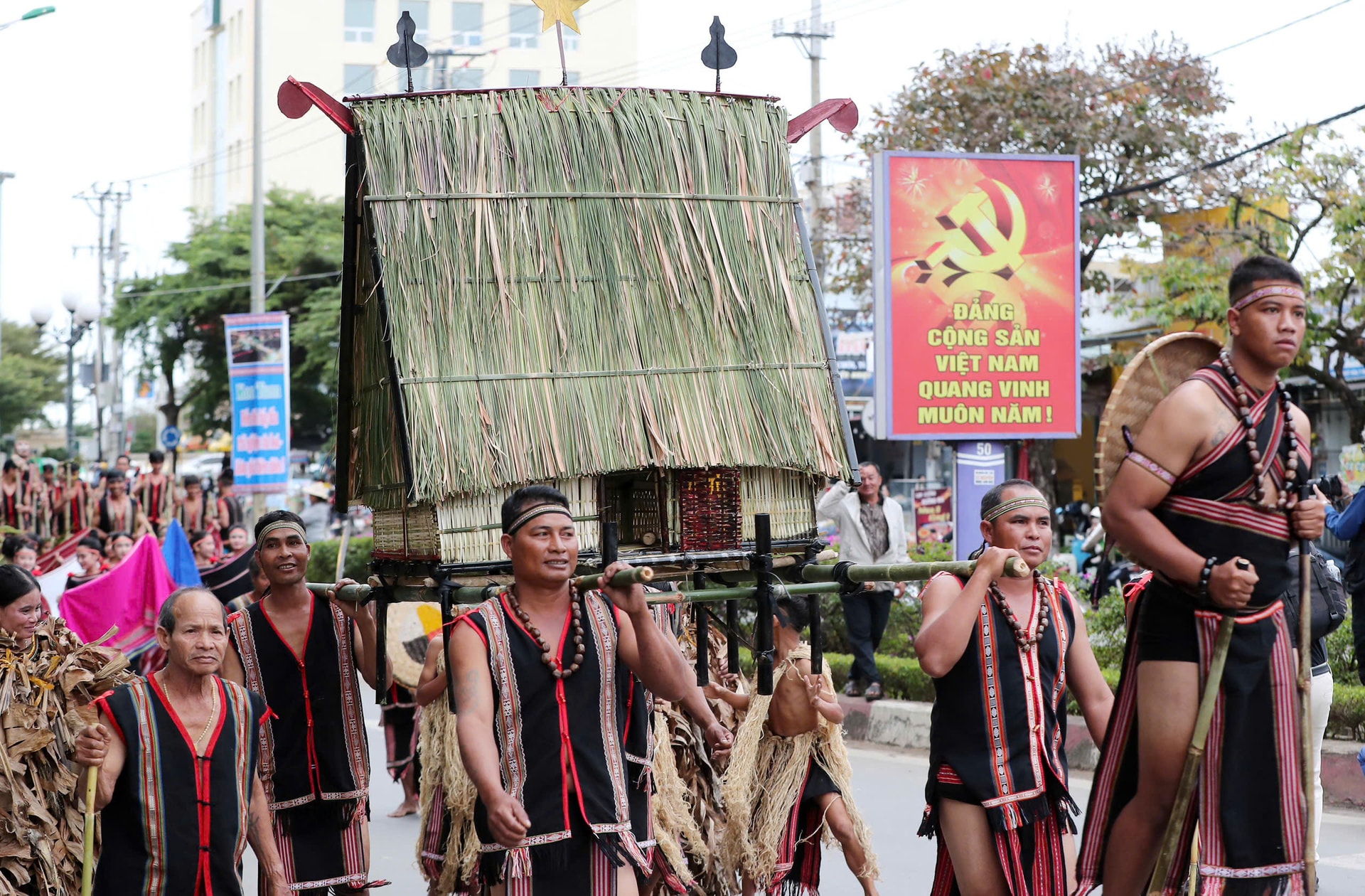 da sac mau van hoa tai le hoi duong pho kon tum hinh 13