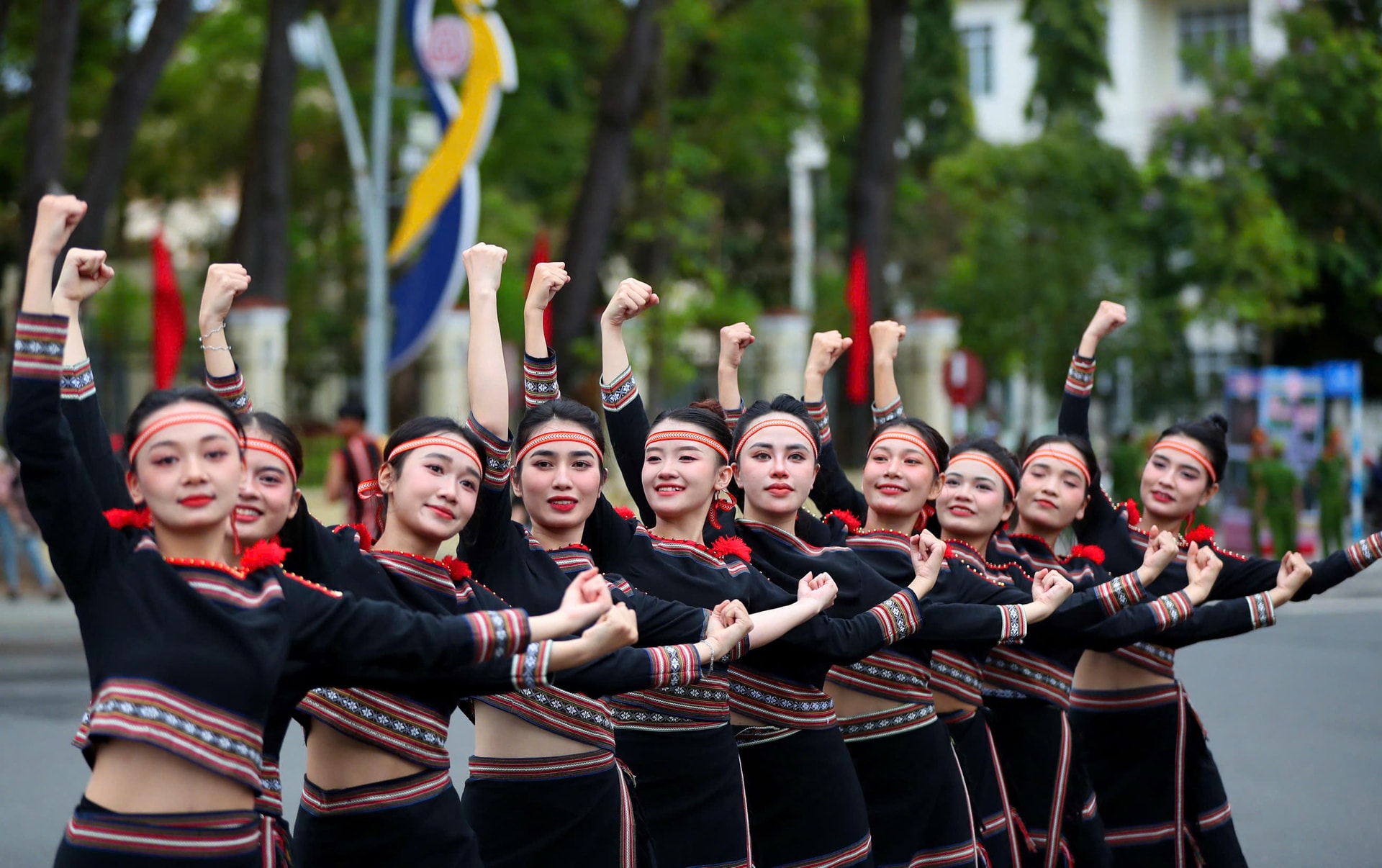 da sac mau van hoa tai le hoi duong pho kon tum hinh 5