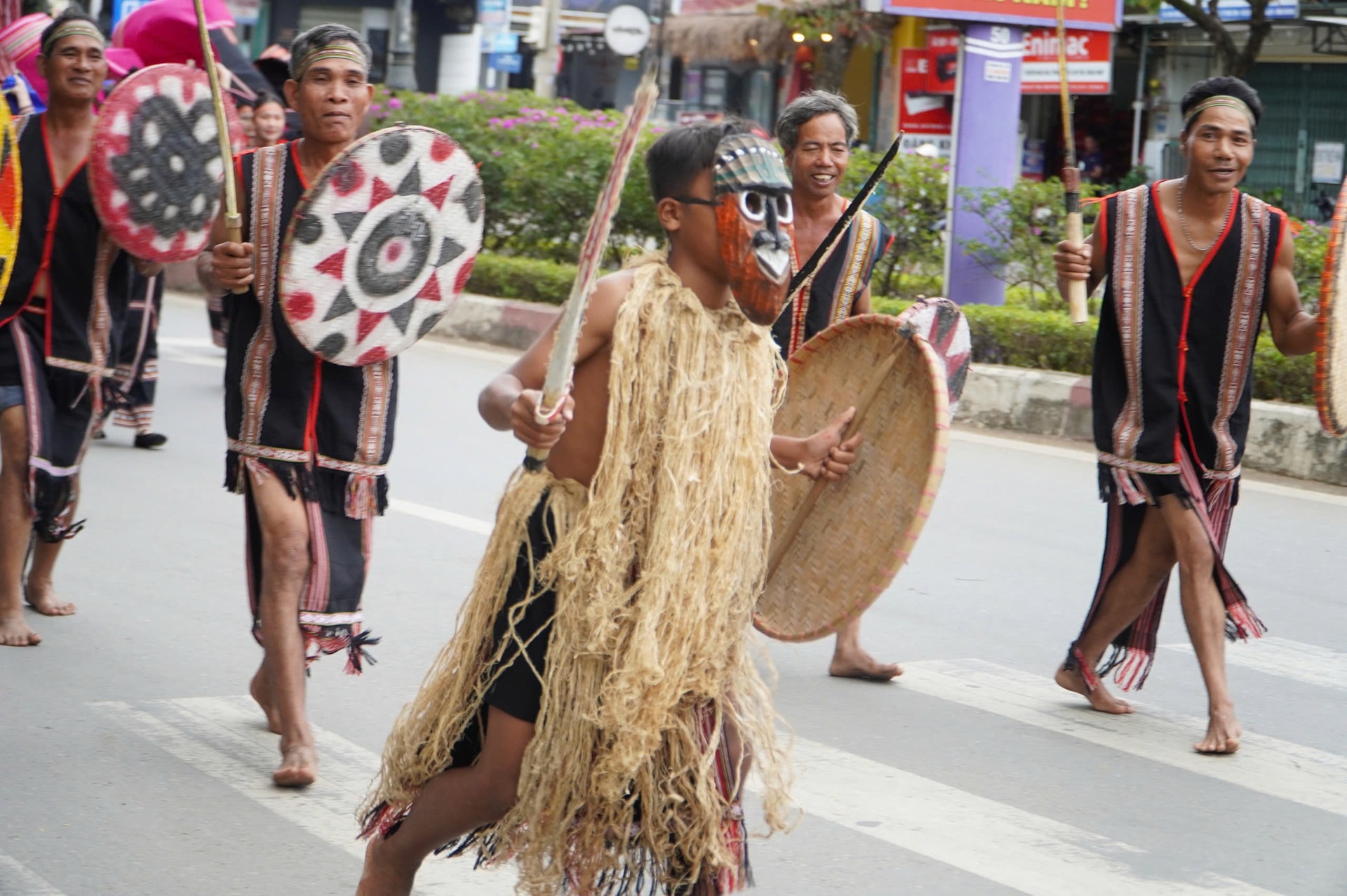 da sac mau van hoa tai le hoi duong pho kon tum hinh 8